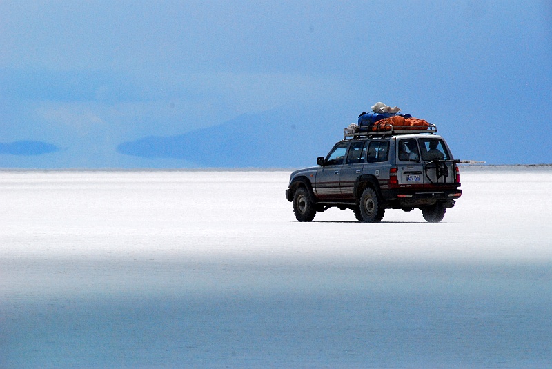 Laura i Astronom-355.JPG - Pakujemy się do terenówek i ruszamy na trzydniową ekspedycję po pustkowiach Salar de Uyuni. (Zdjęcie: Laura i Astronom)